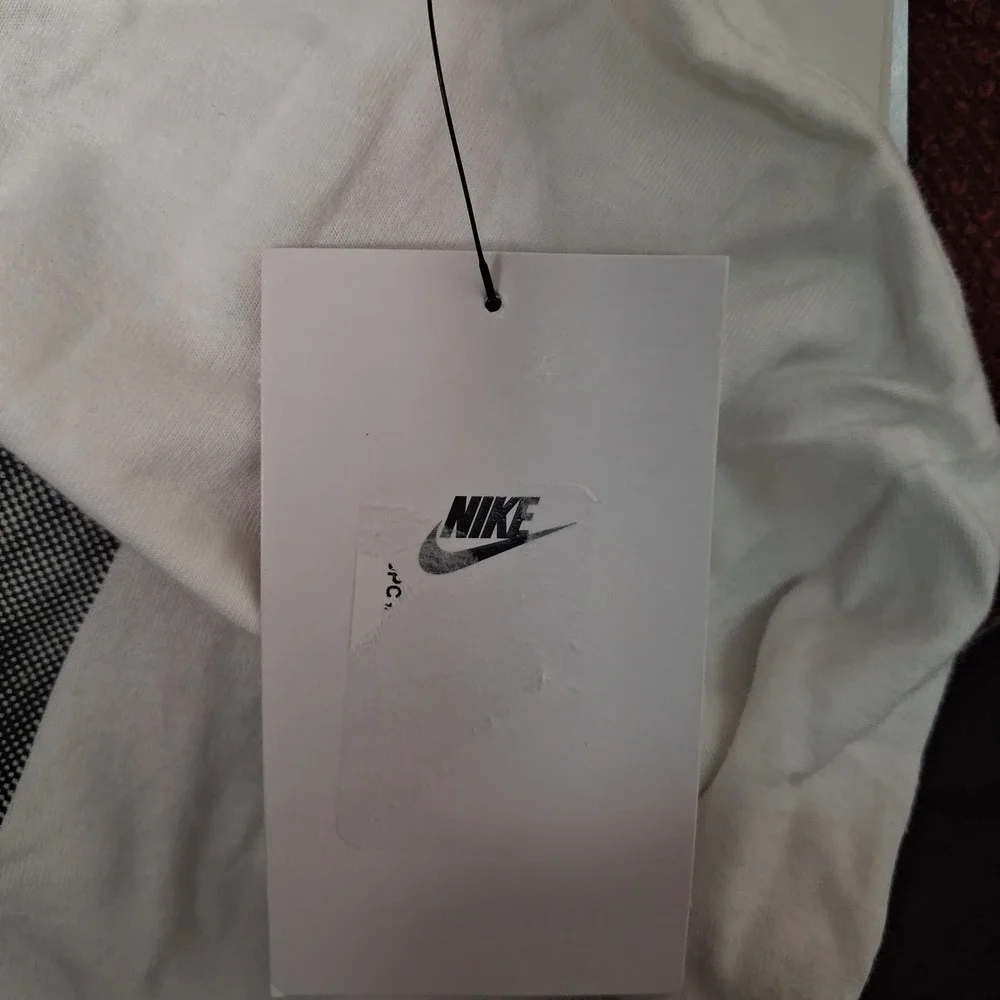 Nike T-Shirt‎ Kids Large White Play Attention Football Graphic IB8331-121